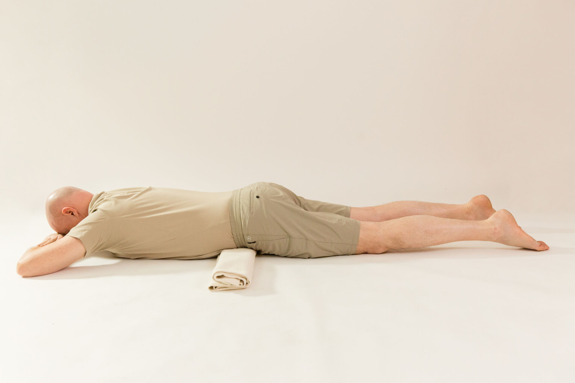 René Hug liegend auf dem Bauch in Yin Restorative Entspannungshaltung