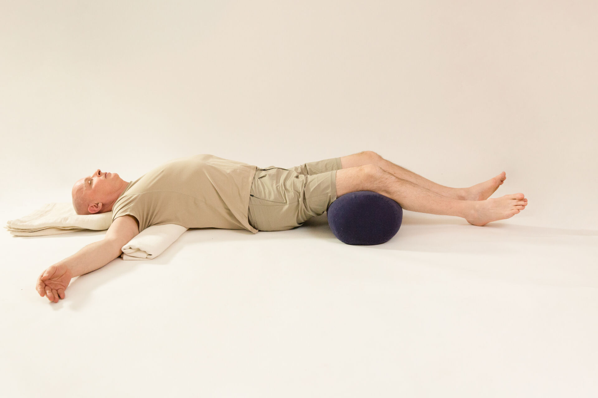FAQ Online Yoga René Hug in der Yin Yoga Haltung Brücke
