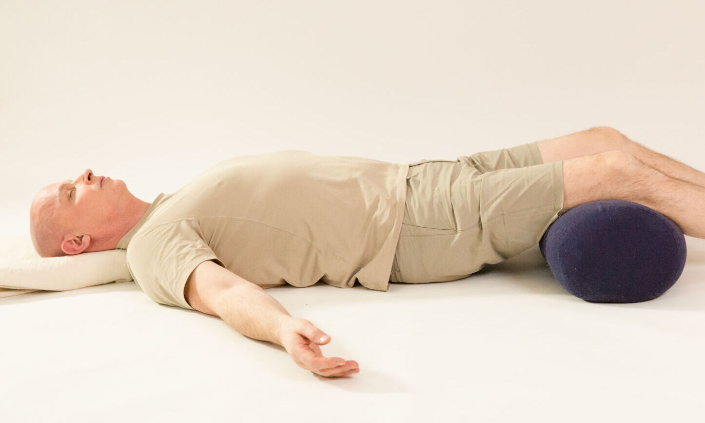 René Hug in Yin Yoga Nacken Shavasana