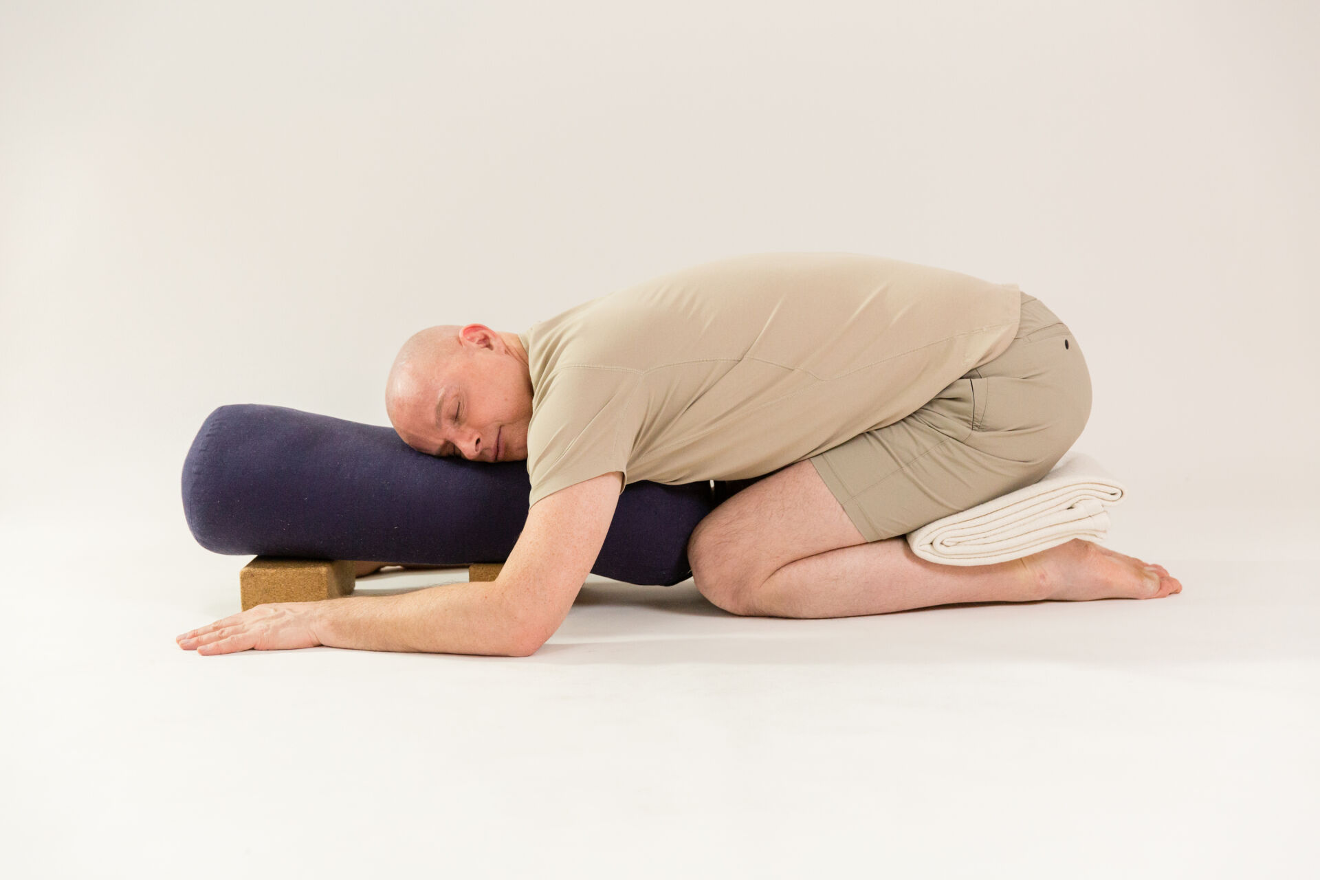René Hug in Stellung des Kindes Yin Yoga Haltung Kindeshaltung (Balasana) mit positiver Wirkung auf die Psyche