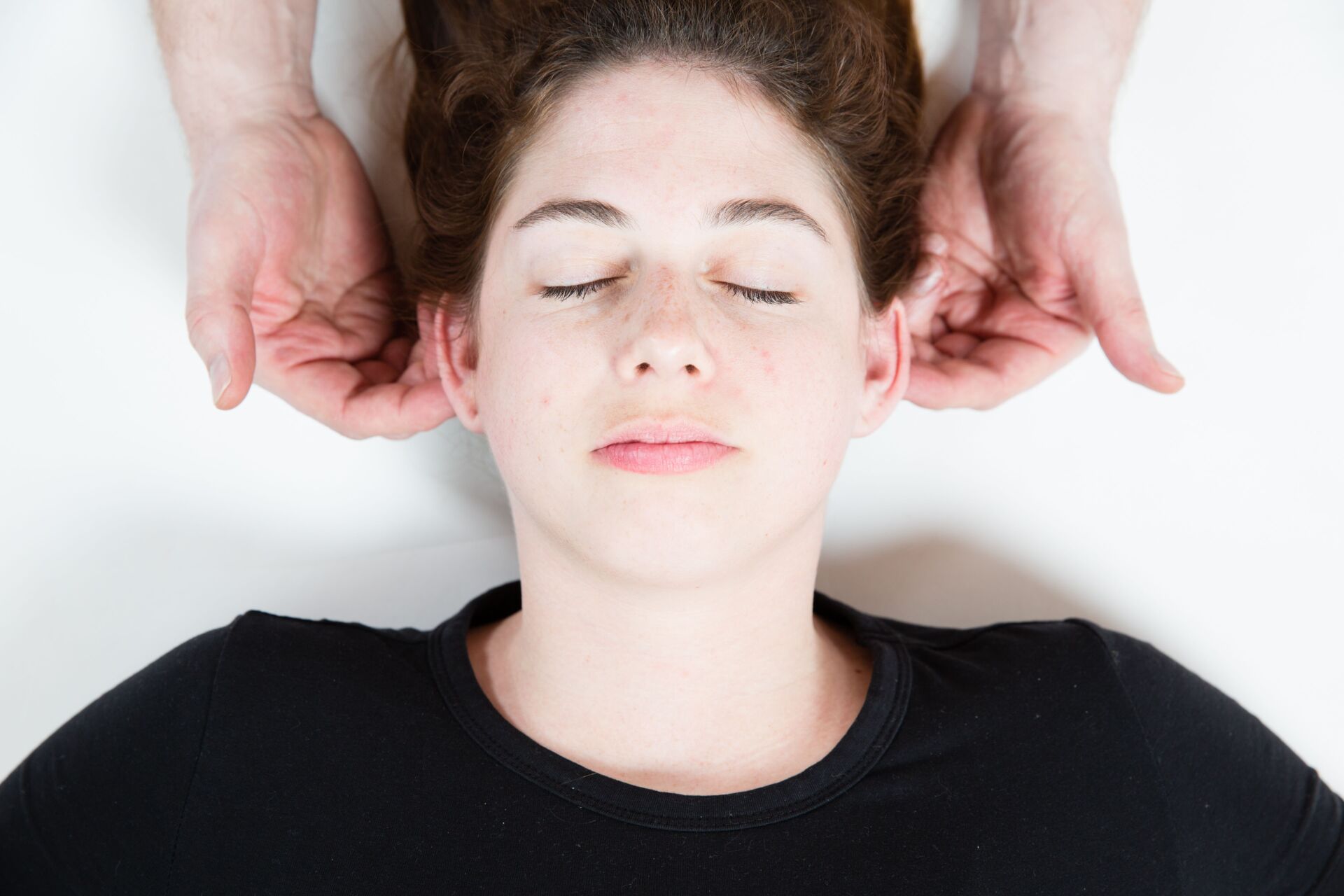 Hände am Kopf während einer Craniosacral Behandlung
