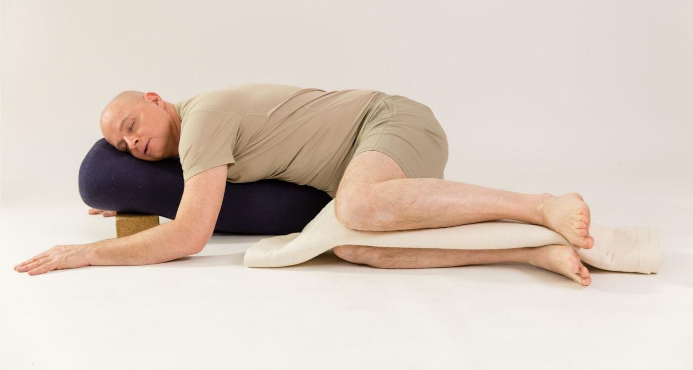 René Hug in Yin Yoga Haltung, unterstützt mit Bolstern zur sanften Ansprache der Faszien René Hug in Yin Yoga Haltung, unterstützt mit Bolstern zur sanften Ansprache der Faszien