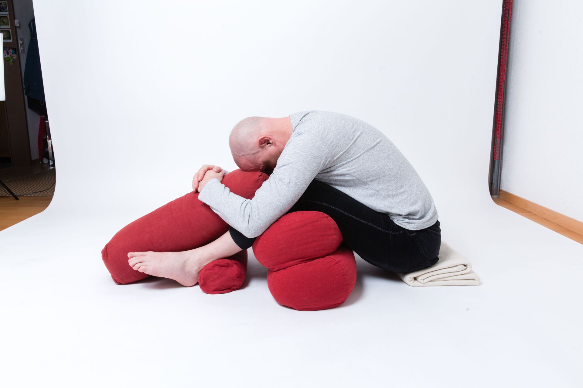 Sicherheit statt Dehnung Yin Yoga sitzende Vorbeuge mit Hilfsmitteln für mehr Sicherheit im Körper