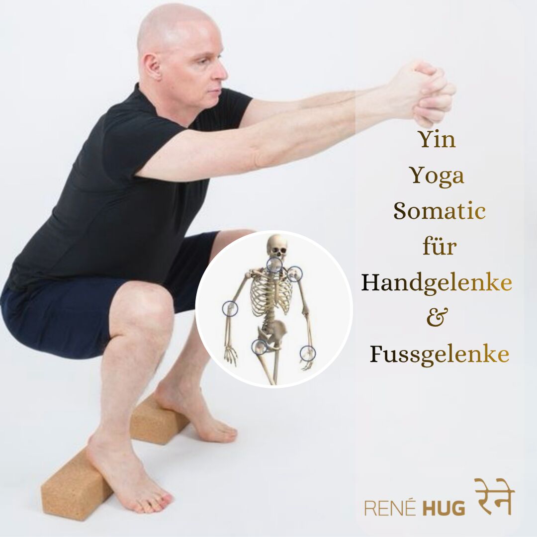 Somatic Yoga Online für Handgelenke und Fußgelenke René Hug in Yin Yoga Haltung in Rückenlage mit Unterstützung von Bolstern