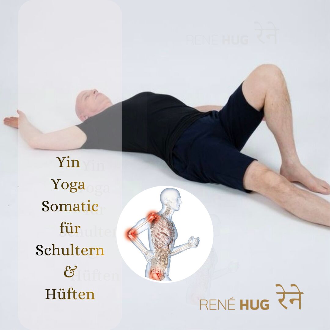 Somatic Yoga für Schultern & Hüften René Hug in Yin Yoga Haltung in Rückenlage mit Unterstützung von Bolstern