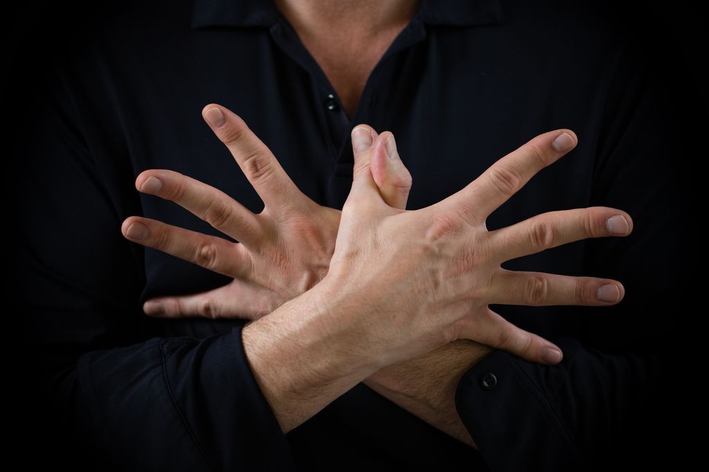 René Hug zeigt das Garuda Mudra